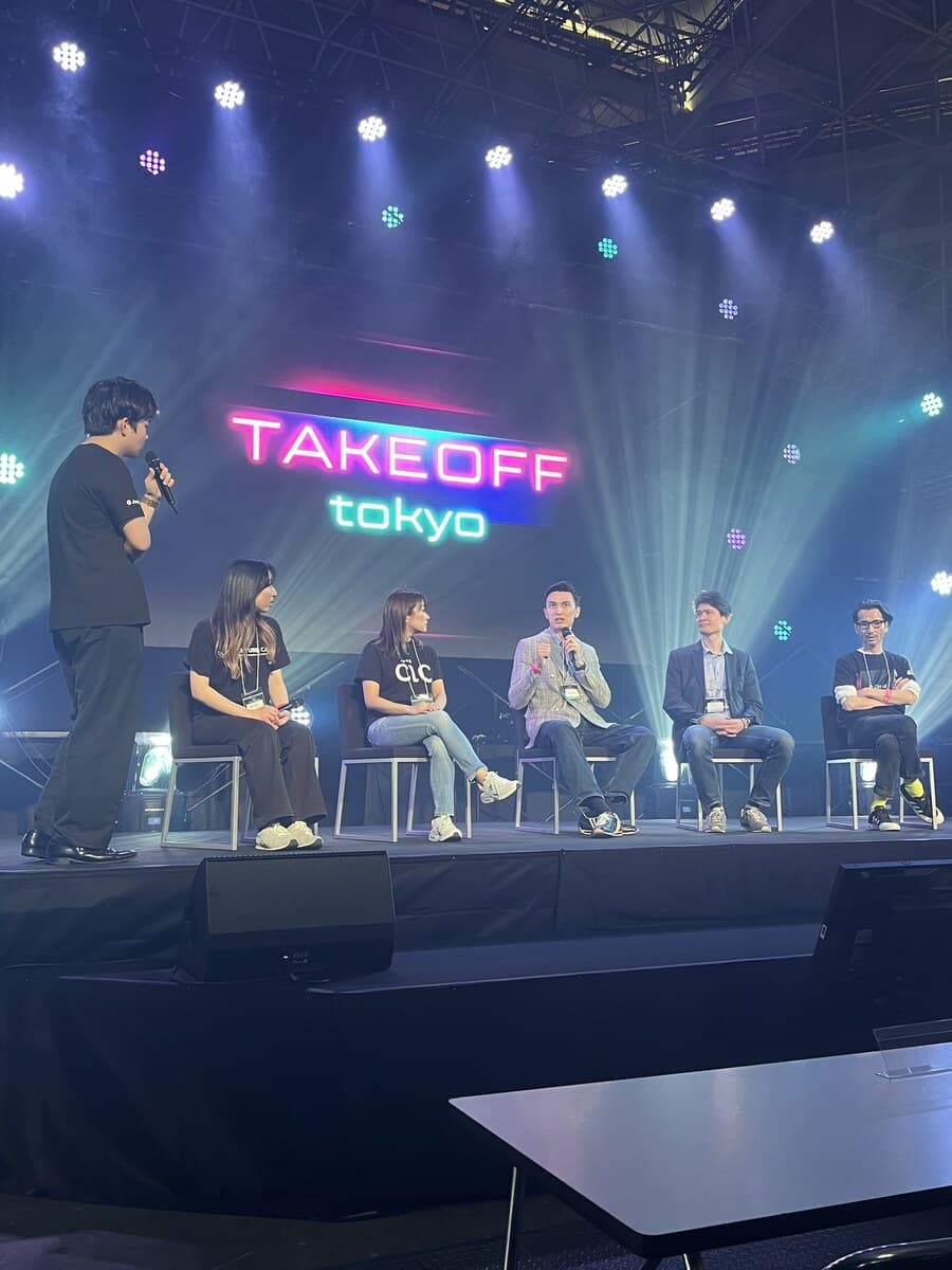 カラタイエヴ イエルザンがTakeoff Tokyoのパネルで話している写真