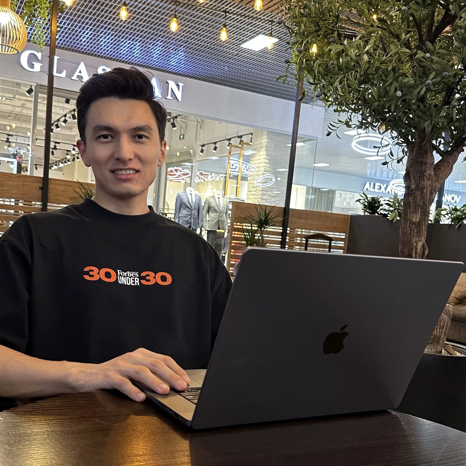 カラタイエヴ イエルザンのForbes 30 Under 30関連写真